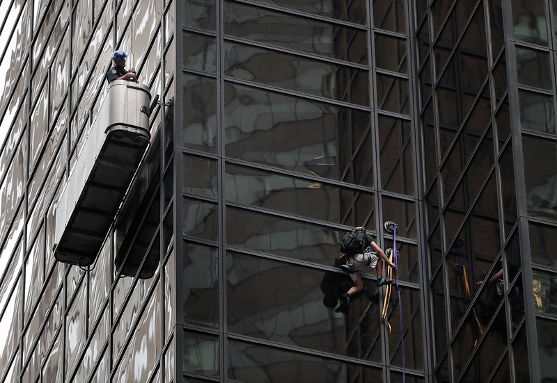 Illustration for article titled Este es el equipo que usan los escaladores para subir por edificios con paredes de cristal